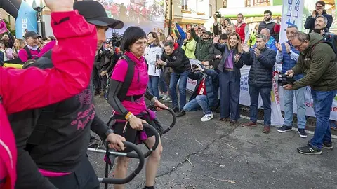 La presidenta de Cantabria dio la salida a la prueba, que arranc&oacute; con la modalidad de rutas adaptadas gracias a asociaciones como Arrastrasillas y Cuesti&oacute;n de Aptitud.