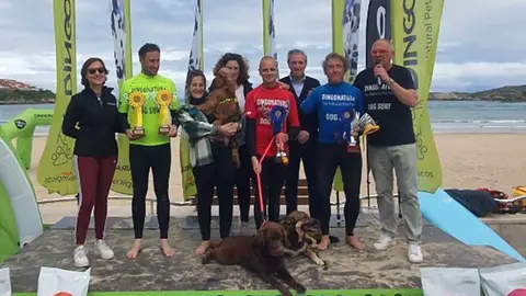 Podio de surfers y sus mascotas, ganadores en las distintas modalidades del Campeonato Europeo disputado en Suances en 2024