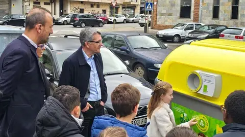 Javier L&oacute;pez Estrada y Pedro P&eacute;rez Noriega junto a unos escolares que participan en el concurso