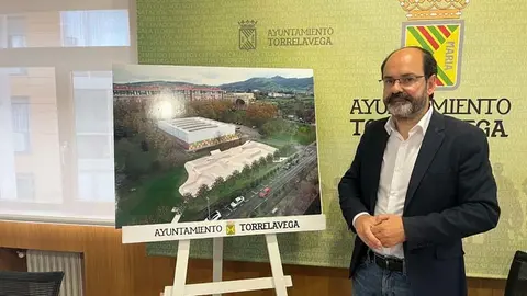 El concejal de Obras, Jos&eacute; Luis Urraca, junto a la imagen de lo que ser&aacute; el nuevo skatepark ubicado en Nueva Ciudad
