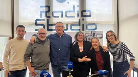 Carlos Revuelta en su &uacute;ltimo programa junto a sus compa&ntilde;eros y compa&ntilde;eras de Radio Studio