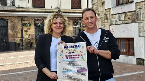 La concejala de Festejos. Patricia Portilla, y Jos&eacute; G&oacute;mez, de la AAVV de Barreda