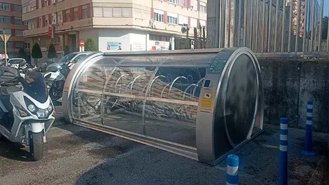 Este primer aparcamiento seguro y a cubierto con capacidad para 10 bicicletas se ha instalado en la calle Pintor Varela, junto a la parada de autob&uacute;s a Santander.