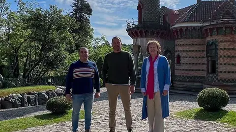 La alcaldesa, Mar&iacute;a Teresa Noceda Llano, durante la firma del convenio junto al concejal del Turismo, Juli&aacute;n Rozas, y el director de El Capricho de Gaud&iacute;, Carlos Mirapeix