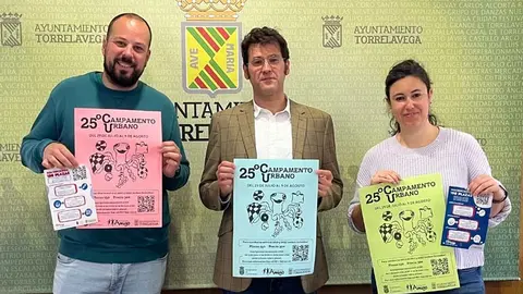 El concejal de Bienestar Social, Alberto Rubio, y los representantes de la Fundaci&oacute;n Amig&oacute;, Pablo Blasco y Blanca D&iacute;ez, en la presentaci&oacute;n del Campamento Urbano | Foto: Radio Studio