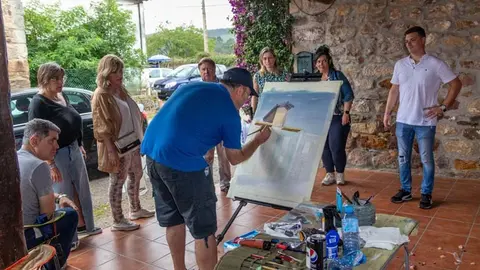 La alcaldesa de Polanco, Rosa D&iacute;az, y concejales visitan a un artista en pleno trabajo
