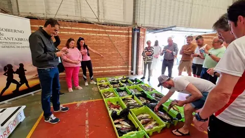 Limones Solidarios obtiene 500 euros con la venta de las capturas del Campeonato regional de pesca submarina