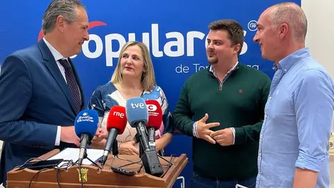 Los concejales 'populares' en la sede del PP de Torrelavega