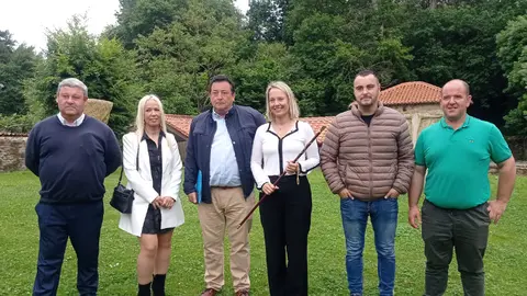 La nueva alcaldesa de Santillana del Mar, Sara Izquierdo, en la toma de posesi&oacute;n junto a los concejales del PP y AVI tras la moci&oacute;n de censura | Radio Studio