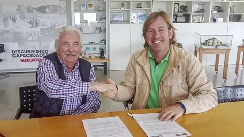 El alcalde de Reoc&iacute;n, Pablo Diestro, y el presidente de la asociaci&oacute;n AMICA, Joaqu&iacute;n Navamuel
