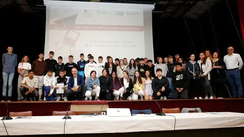 Foto de familia del acto de entrega de diplomas