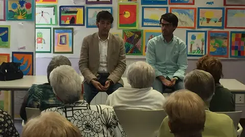 Los concejales Alberto Rubio y Borja S&aacute;inz durante las charlas
