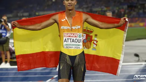 Mohamed Attaoui sobre la pista de Roma tras lograr la medalla de plata | Foto: RFEA