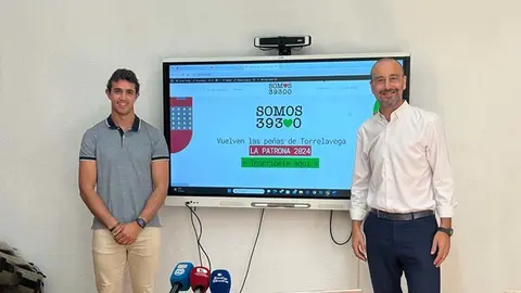 El alcalde, Javier L&oacute;pez Estrada, y el concejal de Juventud, Nacho Gonz&aacute;lez, han presentado la III&nbsp;Liga de Pe&ntilde;as Somos39300 con la nueva p&aacute;gina web | Foto: Radio Studio