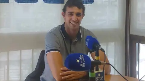 El concejal de Deportes del Ayuntamiento de Torrelavega, Nacho Gonz&aacute;lez, en Radio Studio