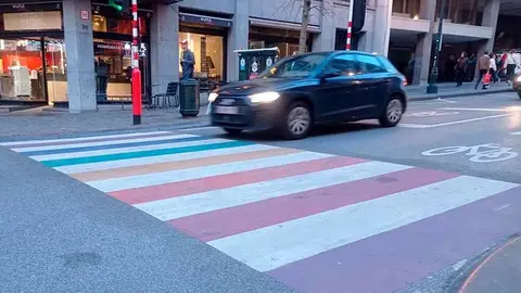 La propuesta plantea pintar con los colores del arcoiris un total de 11 pasos de cebra en Torrelavega.