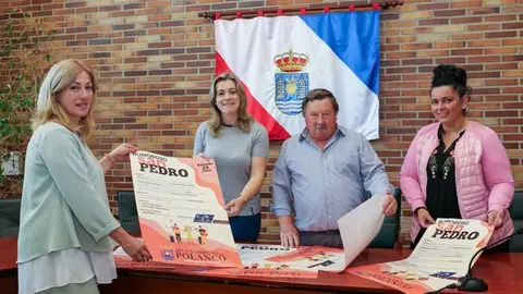 La alcaldesa de Polanco, Rosa D&iacute;az, y los concejales Fernando Sa&ntilde;udo, Isabel Herrera y Mar&iacute;a Jos&eacute; &Aacute;lvarez muestran el cartel anunciador de las fiestas de Rumoroso