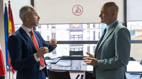 El consejero de Educaci&oacute;n, Sergio Silva, y al alcalde de Los Corrales, Julio Arranz