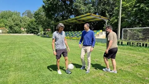 Imagen de archivo de la presentaci&oacute;n del II Campus Emilio Amavisca en el campo cuyo c&eacute;sped pasar&aacute; ahora a ser artificial | Foto: Ayuntamiento de Alfoz de Lloredo