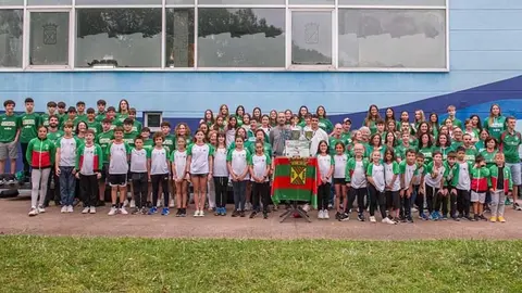 Foto de familia del Club Nataci&oacute;n Torrelavega