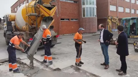 El concejal de Obras, Jos&eacute; Luis Urraca, visita una actuaci&oacute;n en Torrelavega