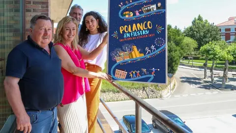 La alcaldesa de Polanco, Rosa D&iacute;az, y Zoe Galdeano Ricciardiello muestran el cartel anunciador de San Pedro Adv&iacute;ncula de este a&ntilde;o junto a los concejales Fernando Saludo y Avelino Rodr&iacute;guez | Foto: Ayuntamiento