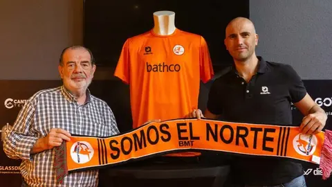 Antonio G&oacute;mez, 
presidente del club, y David Garc&iacute;a Pe&ntilde;a, representante comercial de 
Austral, tras la firma del contrato | Foto: BM Torrelavega