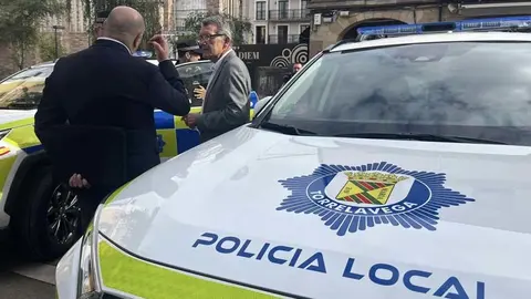El concejal de Seguridad, Pedro P&eacute;rez Noriega, junto a uno de los nuevos veh&iacute;culos | Foto: Radio Studio