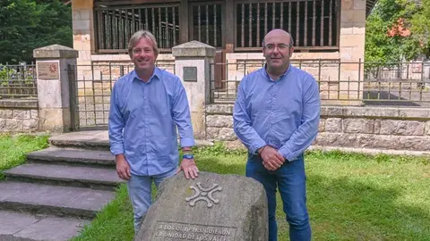 Pablo Diestro junto al concejal de Cultura, Fernando Callejo, frente a la Casa de Juntas de Puente San Miguel