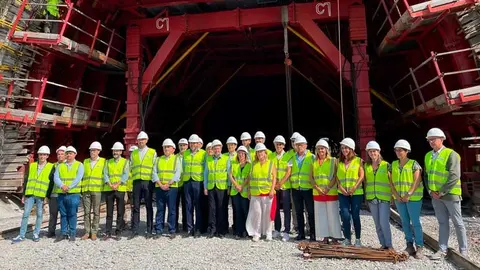 El ministro &Oacute;scar Puente visita las obras del nudo de autov&iacute;as de Torrelavega junto a autoridades de Cantabria y responsables de Carreteras