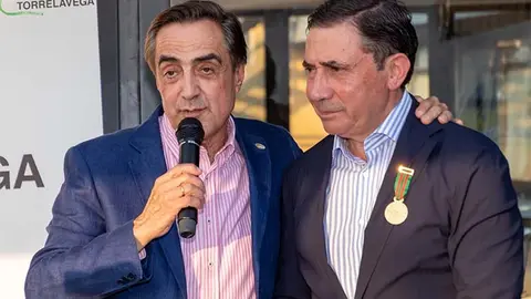 El presidente de Amigos de Torrelavega, Ildefonso Calder&oacute;n, entreg&oacute; la medalla al empresario 'Tony' Fern&aacute;ndez Jove.