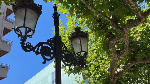 Alumbrado en la avenida de Espa&ntilde;a de Torrelavega | Foto: Radio Studio