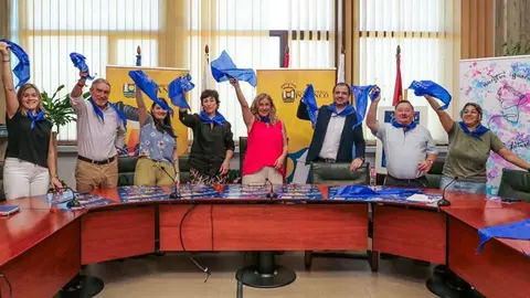 La alcaldesa, Rosa D&iacute;az; las integrante de la familia Cueli, Nieves y Paula; el representante de Solvay, Jes&uacute;s Gil; y los concejales de Festejos, Deportes, Cultura y Servicios Sociales que han participado en la elaboraci&oacute;n del programa, Fernando Sa&ntilde;udo, Avelino Rodr&iacute;guez, Alicia Mart&iacute;nez, y Mar&iacute;a Jos&eacute; &Aacute;lvarez, respectivamente.