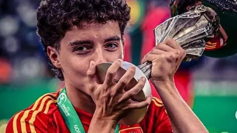El torrelaveguense Dani D&iacute;az con el trofeo de campe&oacute;n | Foto: UEFA