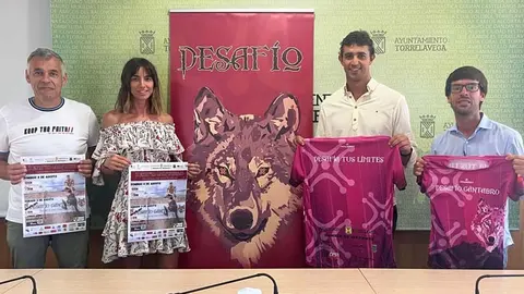 De izquierda a derecha: Eduardo Trueba, alcalde ped&aacute;neo de Vi&eacute;rnoles; Fuen Vaquero, organizadora; Nacho Gonz&aacute;lez, concejal de Deportes y Borja Sainz, concejal de Participaci&oacute;n Ciudadana
