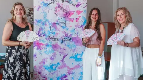 La ganadora del concurso, Aitana Barategui de la Fuente, muestra el dise&ntilde;o ganador y los abanicos junto a la alcaldesa, Rosas D&iacute;az, y la concejal de Mujer y Igualdad