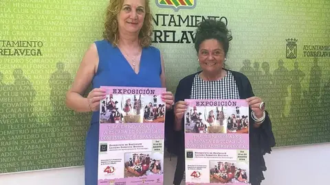 Carmen Olarrega (izda) y Esther V&eacute;lez (dcha) presentan la exposici&oacute;n | Radio Studio