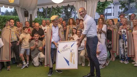 El alcalde, Javier L&oacute;pez Estrada, y el Gran Cofrade de la Cofrad&iacute;a del Hojaldre de Torrelavega, Francisco Javier L&oacute;pez Marcano, han presentado la feria y el XXIII Gran Cap&iacute;tulo que se celebrar&aacute; el domingo 18 en el Teatro Concha Espina