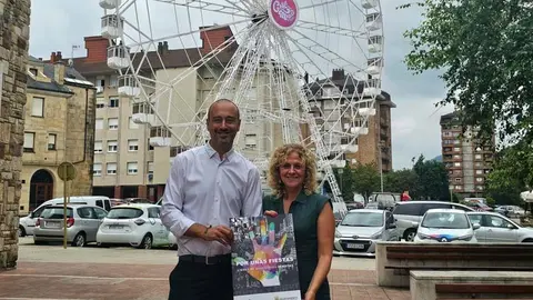 El alcalde, Javier L&oacute;pez Estrada, y la concejala de Igualdad, Patricia Portilla, sostienen el cartel informativo de los 'Puntos Violeta'