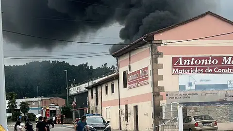 Incendio en el bazar Siglo de Sierrapando | Foto: Radio Studio