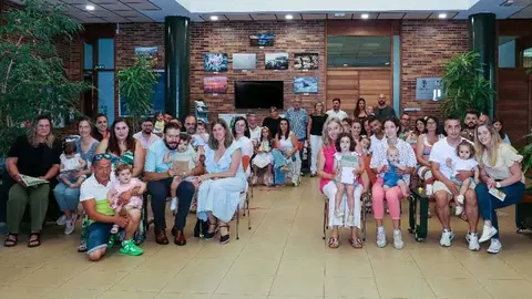 Alcaldesa y concejales con las familias durante la entrega de las ayudas al fomento a la natalidad en Polanco