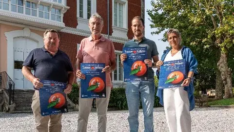 La concejal de Cultura de Polanco, Alicia Mart&iacute;nez; el portavoz de la organizaci&oacute;n, Luis del Pi&ntilde;al, y otros miembros de la Corporaci&oacute;n en la presentaci&oacute;n de la feria