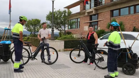 Los concejales de Medio Ambiente y Empleo, Isabel Herrera y David Esteban, junto a los trabajadores de las patrullas verdes