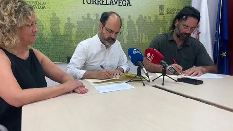 Jos&eacute; Luis Urraca, como alcalde en funciones, y Jos&eacute; Cobo, de Industrias Portugal, firman el convenio | Foto: Radio Studio