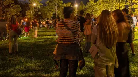 Vecinos presencian los fuegos artificiales de Torrelavega | Foto: Ayto Torrelavega