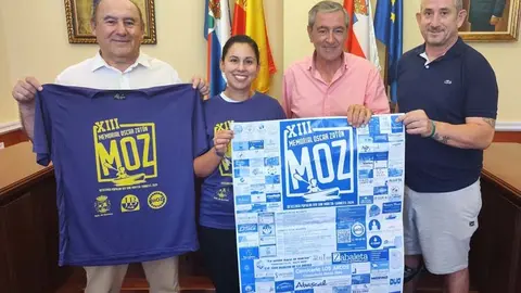 Organizadores y autoridades municipales en la presentaci&oacute;n del XIII Descenso Popular R&iacute;a San Mart&iacute;n
