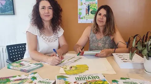 La concejala de Cultura, Vanesa S&aacute;nchez, junto a la concejala Mar&iacute;a Luisa Iglesias presentando el cartel del XV D&iacute;a del Indiano