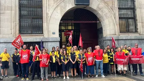 Concentraci&oacute;n de la plantilla frente a la puerta de la oficina de Correos de Torrelavega en agosto de 2024 | Foto: Radio Studio