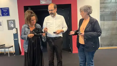 Urraca, V&eacute;lez y Romano visitan el Teatro Municipal Concha Espina
