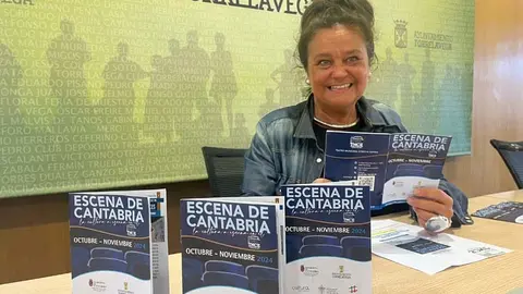 La concejala de Cultura de Torrelavega, Esther V&eacute;lez, presenta el programa de 'Escena de Cantabria' | Foto: Radio Studio